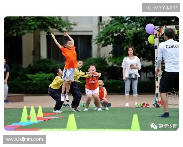 足球明星带娃的亲子时光与普通父母的生活对比分析 足球明星带娃的亲子时光与普通父母的生活对比分析