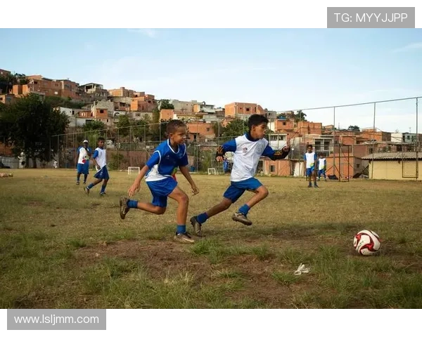 小朋友们的足球梦:模仿足球明星的精彩瞬间与成长故事 小朋友们的足球梦:模仿足球明星的精彩瞬间与成长故事